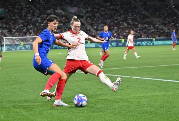 Paris 2024, Fußball, Frauen, Frankreich - Kanada Elisa De Almeida (France) vs Gabrielle Carle (Canada), women football, Argentina vs Morocco , Women preliminary round during the Olympic Games, Olympische Spiele, Olympia, OS Paris 2024 JO 2024 : FOOTBALL FEMININ - France vs Canada - Jeux Olympiques 2024 - Paris2024 - Saint-Etienne - 28 07 2024 DPPI Panoramic 