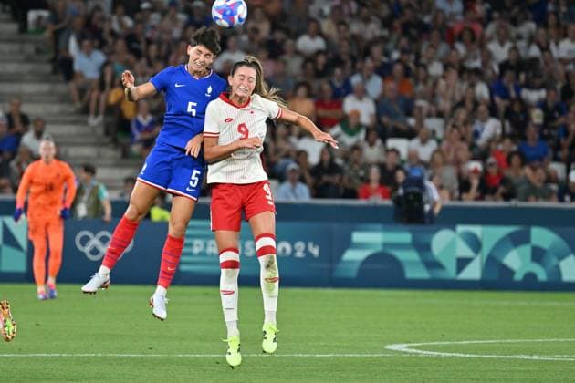 Paris 2024, Fußball, Frauen, Frankreich - Kanada Elisa De Almeida (France) vs Jordyn Huitema (Canada), women football, Argentina vs Morocco , Women preliminary round during the Olympic Games, Olympische Spiele, Olympia, OS Paris 2024 JO 2024 : FOOTBALL FEMININ - France vs Canada - Jeux Olympiques 2024 - Paris2024 - Saint-Etienne - 28 07 2024 DPPI Panoramic 