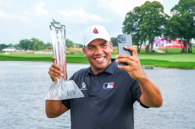 July 28, 2024, Blaine, Minnesota, USA: JHONATTAN VEGAS takes a selfie with the trophy after the final round of the 2024 PGA, Golf Herren 3M Open at TPC Twin Cities on July 28th, 2024. Vegas won the tournament shooting a 8 under 71 round 4, finishing 17 under 284. Blaine USA - ZUMAg254 20240728_zsp_g254_111 Copyright: xStevenxGarciax