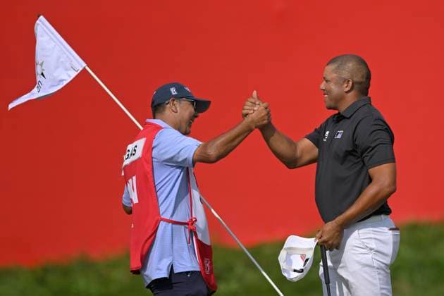 BLAINE, MN - JULY 28: Jhonattan Vegas celebrates with his caddy Ruben Yorio after winning the 3M Open at TPC Twin Cities on July 27, 2024 in Blaine, Minnesota.(Photo by Nick Wosika Icon Sportswire) GOLF: JUL 28 PGA, Golf Herren 3M Open EDITORIAL USE ONLY Icon202407283013