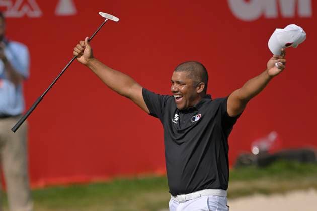 BLAINE, MN - JULY 28: Jhonattan Vegas celebrates winning the 3M Open at TPC Twin Cities on July 27, 2024 in Blaine, Minnesota.(Photo by Nick Wosika Icon Sportswire) GOLF: JUL 28 PGA, Golf Herren 3M Open EDITORIAL USE ONLY Icon202407283017