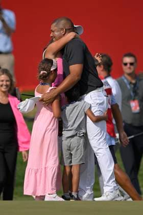BLAINE, MN - JULY 28: Jhonattan Vegas embraces his family after winning the 3M Open at TPC Twin Cities on July 27, 2024 in Blaine, Minnesota.(Photo by Nick Wosika Icon Sportswire) GOLF: JUL 28 PGA, Golf Herren 3M Open EDITORIAL USE ONLY Icon202407283019