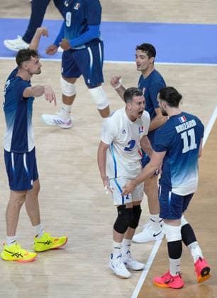 (240728) -- PARIS, July 28, 2024 -- Players of team France celebrate during the volleyball men s preliminary round pool A match between France and Serbia at Paris 2024 Olympic Games, Olympische Spiele, Olympia, OS in Paris, France, July 28, 2024. ) (PARIS2024) FRANCE-PARIS-OLY-VOLLEYBALL LixGang 