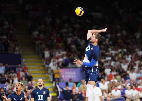 (240728) -- PARIS, July 28, 2024 -- Trevor Clevenot (top) of France attacks during the volleyball men s preliminary round pool A match between France and Serbia at Paris 2024 Olympic Games, Olympische Spiele, Olympia, OS in Paris, France, July 28, 2024. ) (PARIS2024) FRANCE-PARIS-OLY-VOLLEYBALL LixGang 