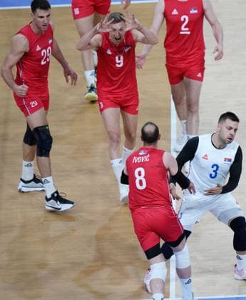 (240728) -- PARIS, July 28, 2024 -- Players of team Serbia celebrate during the volleyball men s preliminary round pool A match between France and Serbia at Paris 2024 Olympic Games, Olympische Spiele, Olympia, OS in Paris, France, July 28, 2024. ) (PARIS2024) FRANCE-PARIS-OLY-VOLLEYBALL LixGang 