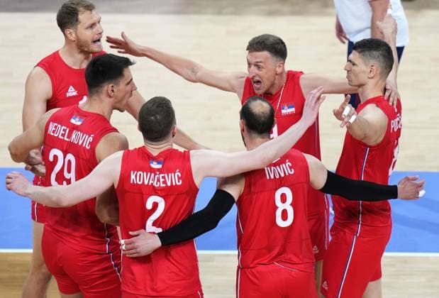 (240728) -- PARIS, July 28, 2024 -- Players of team Serbia celebrate during the volleyball men s preliminary round pool A match between France and Serbia at Paris 2024 Olympic Games, Olympische Spiele, Olympia, OS in Paris, France, July 28, 2024. ) (PARIS2024) FRANCE-PARIS-OLY-VOLLEYBALL LixGang 