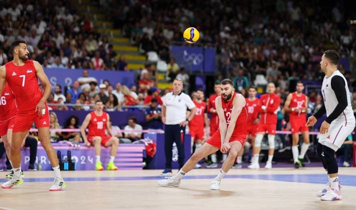 (240728) -- PARIS, July 28, 2024 -- Uros Kovacevic (C) of Serbia competes during the volleyball men s preliminary round pool A match between France and Serbia at Paris 2024 Olympic Games, Olympische Spiele, Olympia, OS in Paris, France, July 28, 2024. ) (PARIS2024) FRANCE-PARIS-OLY-VOLLEYBALL LixGang 