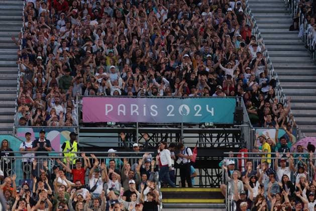 (240728) -- PARIS, July 28, 2024 -- Spectators cheer during the men s pool B Beach volleyball, Beachvolleyball match between Norway and Chile at the Paris 2024 Olympic Games, Olympische Spiele, Olympia, OS in Paris, France, on July 28, 2024. ) (PARIS2024)FRANCE-PARIS-OLY-BEACH VOLLEYBALL HuangxZongzhi 