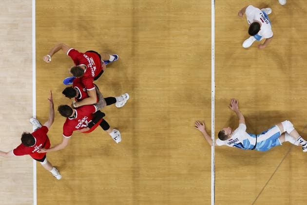 Paris 2024, Volleyball, Männer, Kanada - Slowenien (240728) -- PARIS, July 28, 2024 -- Players of Canada celebrate scoring during the men s preliminary round pool A match of volleyball between Canada and Slovenia in Paris, France, July 28, 2024. ) (PARIS2024)FRANCE-PARIS-OLY-VOLLEYBALL ChenxYichen 