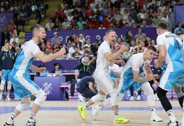 Paris 2024, Volleyball, Männer, Kanada - Slowenien (240728) -- PARIS, July 28, 2024 -- Players of Slovenia celebrate scoring during the men s preliminary round pool A volleyball match between Slovenia and Canada at Paris 2024 Olympic Games, Olympische Spiele, Olympia, OS in Paris, France, July 28, 2024. ) (PARIS2024)FRANCE-PARIS-OLY-VOLLEYBALL LixGang