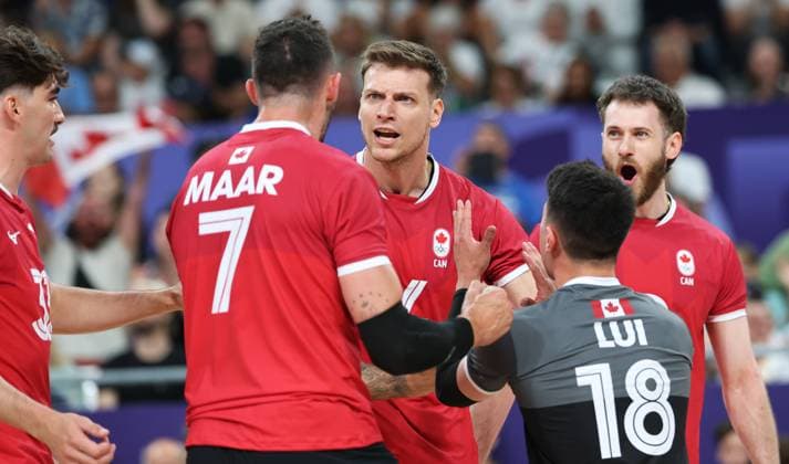 Paris 2024, Volleyball, Männer, Kanada - Slowenien (240728) -- PARIS, July 28, 2024 -- Arthur Szwarc (C) of Canada celebrates with teammates during the men s preliminary round pool A volleyball match between Slovenia and Canada at Paris 2024 Olympic Games, Olympische Spiele, Olympia, OS in Paris, France, July 28, 2024. ) (PARIS2024)FRANCE-PARIS-OLY-VOLLEYBALL LixGang