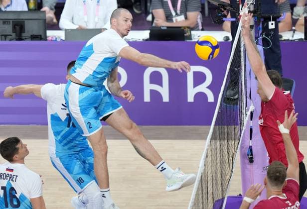 Paris 2024, Volleyball, Männer, Kanada - Slowenien (240728) -- PARIS, July 28, 2024 -- Alen Pajenk (top) of Slovenia spikes the ball during the men s preliminary round pool A volleyball match between Slovenia and Canada at Paris 2024 Olympic Games, Olympische Spiele, Olympia, OS in Paris, France, July 28, 2024. ) (PARIS2024)FRANCE-PARIS-OLY-VOLLEYBALL LixGang