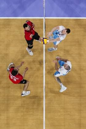 Paris 2024, Volleyball, Männer, Kanada - Slowenien (240728) -- PARIS, July 28, 2024 -- Stephen Timothy Maar (L,top) of Canada spikes during the men s preliminary round pool A match of volleyball between Canada and Slovenia in Paris, France, July 28, 2024. Chen Yichen) (PARIS2024)FRANCE-PARIS-OLY-VOLLEYBALL chenyichen 