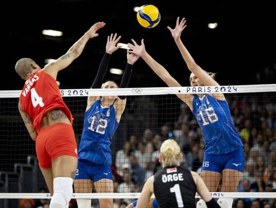 PARIS - Britt Bongaerts (M) and Indy Baijens in action against Melissa Teresa Vargas (L) during the group match between the Netherlands and Turkey of the volleyball tournament during the Olympic Games, Olympische Spiele, Olympia, OS The Dutch volleyball women last participated in the Games in 2016 in Rio de Janeiro. ANP ROBIN VAN LONKHUIJSEN xVIxANPxSportx xxANPxIVx 504527091 originalFilename: 504527091.jpg