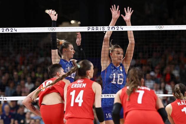 PARIS, 29-07-2024, Paris 2024 Olympic Games, Olympische Spiele, Olympia, OS Paris South Arena, Volleyball women, Netherlands - Turkey, Indy Baijens (R) and Britt Bongaerts, during the game France: Olympic Games - Volleyball women Netherlands - Turkey (Paris 2024)  x25875357x Copyright: