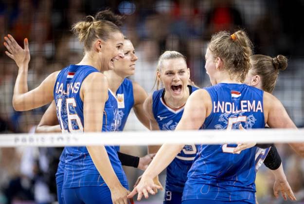PARIS - Indy Baijens (L), Nika Daalderop (M) and Jolien Knollema during the group match between the Netherlands and Turkey of the volleyball tournament during the Olympic Games, Olympische Spiele, Olympia, OS The Dutch volleyball women last participated in the Games in 2016 in Rio de Janeiro. ANP ROBIN VAN LONKHUIJSEN xVIxANPxSportx xxANPxIVx 504527983 originalFilename: 504527983.jpg