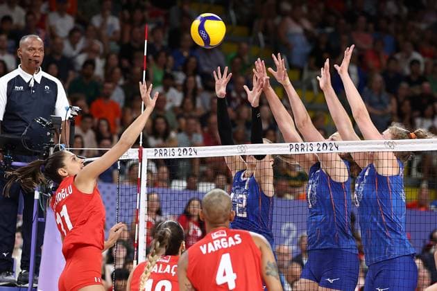 PARIS, 29-07-2024, Paris 2024 Olympic Games, Olympische Spiele, Olympia, OS Paris South Arena, Volleyball women, Netherlands - Turkey, three man s block France: Olympic Games - Volleyball women Netherlands - Turkey (Paris 2024)  x25875562x Copyright:
