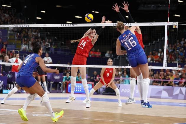 PARIS, 29-07-2024, Paris 2024 Olympic Games, Olympische Spiele, Olympia, OS Paris South Arena, Volleyball women, Netherlands - Turkey, attack by Indy Baijens France: Olympic Games - Volleyball women Netherlands - Turkey (Paris 2024)  x25875683x Copyright: