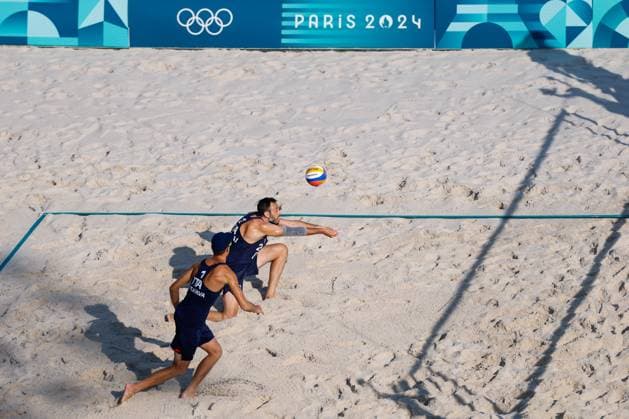 July 29, 2024, Paris, Paris, FRANCE: Samuele Cottafava of Italy and Paolo Nicolai of Italy compete against Izac Carracher of Australia and Mark Nicolaidis of Australia during Beach volleyball, Beachvolleyball Men s Preliminary Phase - Pool A match at Eiffel Tower Stadium - Centre Court during the Paris 2024 Olympics Games on July 29, 2024 in Paris, France. Paris FRANCE - ZUMAa181 20240729_zaa_a181_008 Copyright: xManuxReinox
