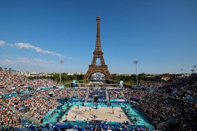 July 29, 2024, Paris, Paris, FRANCE: General view of Eiffel Tower Stadium during the match between Izac Carracher of Australia and Mark Nicolaidis of Australia against Samuele Cottafava of Italy and Paolo Nicolai of Italy during Beach volleyball, Beachvolleyball Men s Preliminary Phase - Pool A match at Eiffel Tower Stadium - Centre Court during the Paris 2024 Olympics Games on July 29, 2024 in Paris, France. Paris FRANCE - ZUMAa181 20240729_zaa_a181_026 Copyright: xManuxReinox