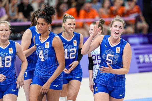 2024-07-29 Volleybal - Olympic Games, Olympische Spiele, Olympia, OS Paris 2024 - Day 3 PARIS, FRANCE - JULY 29: players of the Netherlands talking and Jolien Knollema of the Netherlands shouting during the Volleybal - Olympic Games Paris 2024 match between Netherlands and Turkiye on Day 3 at Paris Arena on July 29, 2024 in Paris, France. (Photo by Andre Weening BSR Agency) Paris France Content not available for redistribution in The Netherlands directly or indirectly through any third parties. Copyright: xBSRxAgencyx
