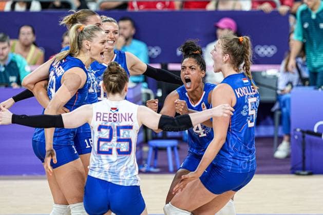 2024-07-29 Volleybal - Olympic Games, Olympische Spiele, Olympia, OS Paris 2024 - Day 3 PARIS, FRANCE - JULY 29: Nika Daalderop of the Netherlands, Indy Baijens of the Netherlands, Britt Bongaerts of the Netherlands, Florien Reesink of the Netherlands, Celeste Plak of the Netherlands, Jolien Knollema of the Netherlands celebrate during the Volleybal - Olympic Games Paris 2024 match between Netherlands and Turkiye on Day 3 at Paris Arena on July 29, 2024 in Paris, France. (Photo by Andre Weening BSR Agency) Paris France Content not available for redistribution in The Netherlands directly or indirectly through any third parties. Copyright: xBSRxAgencyx