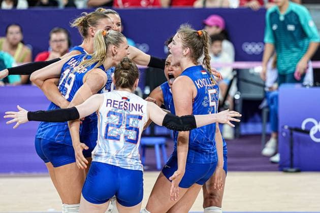 2024-07-29 Volleybal - Olympic Games, Olympische Spiele, Olympia, OS Paris 2024 - Day 3 PARIS, FRANCE - JULY 29: Nika Daalderop of the Netherlands, Indy Baijens of the Netherlands, Britt Bongaerts of the Netherlands, Florien Reesink of the Netherlands, Celeste Plak of the Netherlands, Jolien Knollema of the Netherlands celebrate during the Volleybal - Olympic Games Paris 2024 match between Netherlands and Turkiye on Day 3 at Paris Arena on July 29, 2024 in Paris, France. (Photo by Andre Weening BSR Agency) Paris France Content not available for redistribution in The Netherlands directly or indirectly through any third parties. Copyright: xBSRxAgencyx