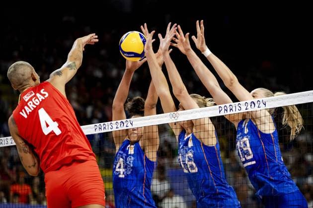 PARIS - Celeste Plak, Indy Baijens and Niks Daalderop in action against Teresa Melissa Vargas (l) during the group match between the Netherlands and Turkey of the volleyball tournament during the Olympic Games, Olympische Spiele, Olympia, OS The Dutch volleyball women last took part in the Games in 2016 in Rio de Janeiro. ANP ROBIN VAN LONKHUIJSEN xVIxANPxSportx xxANPxIVx 504540459 originalFilename: 504540459.jpg