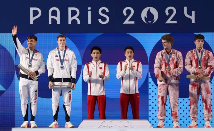 Tom Daley and Noah Williams of Great Britain celebrate with their silver medals after the Men s Diving Synchronised 10m Platform Final Paris 2024 Olympic Games, Olympische Spiele, Olympia, OS Day Two, Paris, France - 29 Jul 2024  Copyright: xRyanxBrowne Shutterstockx 14608953dy