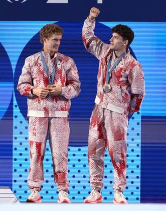 Rylan Wiens and Nathan Zsombor-Murray of Canada celebrate their bronze medal in the Men s Diving Synchronised 10m Platform Final Paris 2024 Olympic Games, Olympische Spiele, Olympia, OS Day Two, Paris, France - 29 Jul 2024  Copyright: xRyanxBrowne Shutterstockx 14608953du