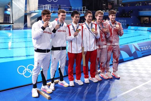 Tom Daley and Noah Williams of Great Britain (Silver), Junjie Lian and Hao Yang of China (Gold) and Rylan Wiens and Nathan Zsombor-Murray of Canada (Bronze) celebrate with their medals after the Men s Diving Synchronised 10m Platform Final Paris 2024 Olympic Games, Olympische Spiele, Olympia, OS Day Two, Paris, France - 29 Jul 2024  Copyright: xRyanxBrowne Shutterstockx 14608953ee