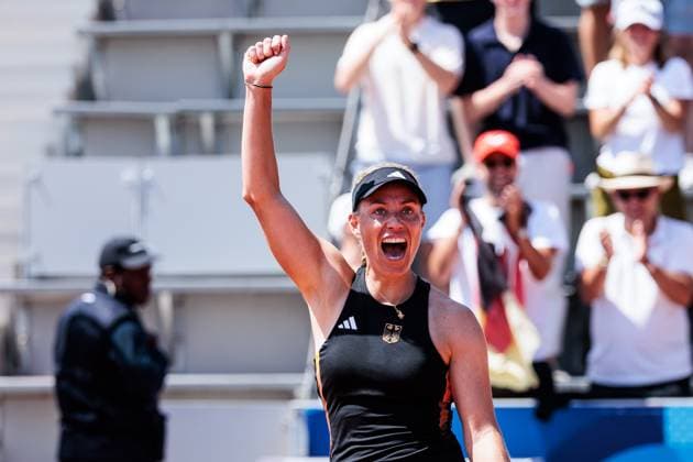 FRA, Paris, Olympic Games Paris 2024, 29 07 2024, Tennis WOMEN Singles Second Round Jaqueline Adina Cristian Romania Angelique Kerber Germany , Tennis Stadium Roland Garros Court 14 Angelique Kerber Germany cheers with the fans after the victory Copyright: HMBxMedia SteffiexWunderl