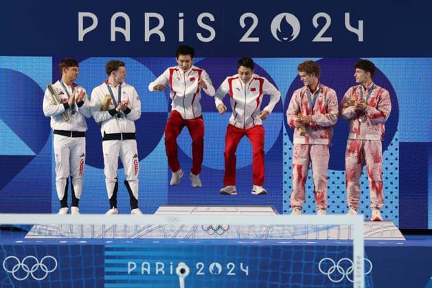 (240729) -- SAINT DENIS, July 29, 2024 -- (L to R) Silver medalists Thomas Daley Noah Williams of Britain, gold medalists Yang Hao Lian Junjie of China and bronze medalists Rylan Wiens Nathan Zsombor-Murray of Canada attend the victory ceremony after the men s synchronised 10m platform final of diving at the Paris 2024 Olympic Games, Olympische Spiele, Olympia, OS in Saint Denis, near Paris, France, on July 29, 2024. Li Ying) (PARIS2024)FRANCE-SAINT DENIS-OLY-DIVING liying