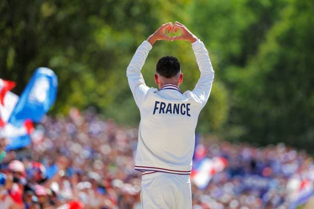 Paris 2024 Olympic Games, Olympische Spiele, Olympia, OS Picture by Alex Whitehead SWpix.com - 29 07 2024 - Paris 2024 Olympic Games - Cycling Mountain Bike (MTB) - Men s Cross-country - Elancourt Hill, Paris, France - Victor Koretzky (France) on the podium receiving the Olympic Silver Medal Copyright: x xSWpix.comx(t axPhotographyxHubxLtd)xAlexxWhitehead SWpix.comx SWP-2602-1487