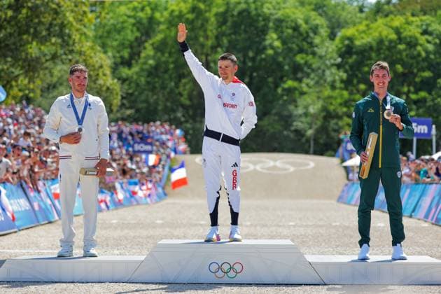 Paris 2024 Olympic Games, Olympische Spiele, Olympia, OS Picture by Alex Whitehead SWpix.com - 29 07 2024 - Paris 2024 Olympic Games - Cycling Mountain Bike (MTB) - Men s Cross-country - Elancourt Hill, Paris, France - Tom Pidcock (Great Britain) on the podium receiving the gold medal after winning the Men s Cross-country to become Olympic Champion for the second time with Victor Koretzky (France) receives the Olympic Silver Medal and Alan Hatherly (South Africa) receives the Olympic Bronze Medal Copyright: x xSWpix.comx(t axPhotographyxHubxLtd)xAlexxWhitehead SWpix.comx SWP-2602-1488