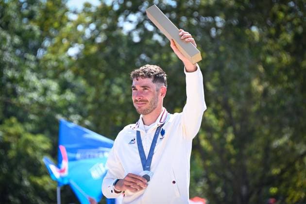 VIctor Koretzky ( FRA ) celebrates with his medal following the 2024 Olympics Games Cycling Mountain Bike at Elancourt Hill on July 29, 2024 in Paris, France. ( Photo by federico pestellini DPPI Panoramic ) - JO 2024 : VTT - Jeux Olympiques 2024 - Paris2024 - Paris - 29 07 2024 DPPI Panoramic 