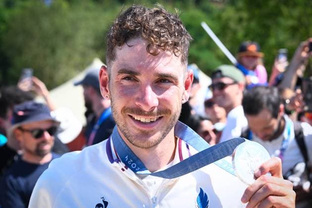 VIctor Koretzky ( FRA ) celebrates with his medal following the 2024 Olympics Games Cycling Mountain Bike at Elancourt Hill on July 29, 2024 in Paris, France. ( Photo by federico pestellini DPPI Panoramic ) - JO 2024 : VTT - Jeux Olympiques 2024 - Paris2024 - Paris - 29 07 2024 DPPI Panoramic 