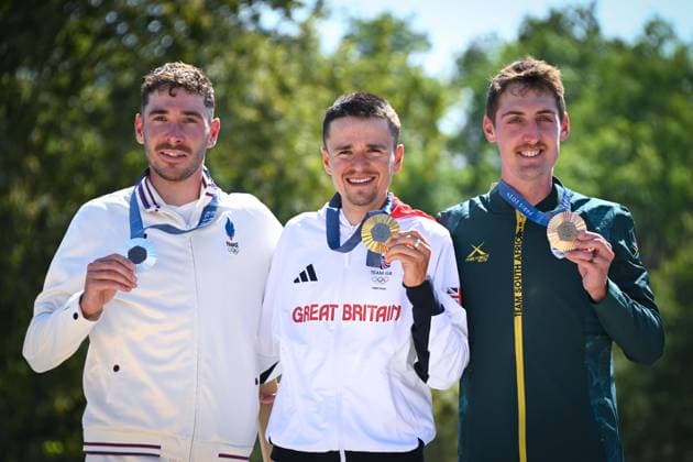 VIctor Koretzky ( FRA ) - Tom Pidcock ( GBR ) and Alan Hatherly ( GBR ) celebrate with medals during the 2024 Olympics Games Cycling Mountain Bike at Elancourt Hill on July 29, 2024 in Paris, France. ( Photo by federico pestellini DPPI Panoramic ) - JO 2024 : VTT - Jeux Olympiques 2024 - Paris2024 - Paris - 29 07 2024 DPPI Panoramic 