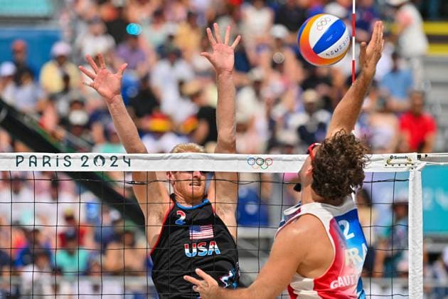 Olympic Games Beach Volleyball Paris 29 07 2024 Preliminary round, Men, FRA USA Chase Budinger 2, USA , blocks against 2 Arnaud Gauthier Rat FRA , Copyright: xBEAUTIFULxSPORTS TomxBlochx