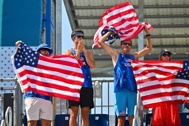 Olympic Games Beach Volleyball Paris 29 07 2024 Preliminary round, men, FRA USA Chase Budinger 2, USA , American fans in the stadium under the Eiffel Tower, Copyright: xBEAUTIFULxSPORTS TomxBlochx