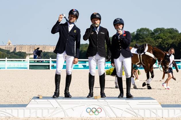 FRA, Olympic Games Paris 2024, Riding, Equestrian, 29 07 2024 Eventing Individual Jumping Final Olympic Winner Gold Michael Jung GER on Chipmunk FRH Siber Burton Christopher AUS Bronze Collett Laura GBR Kuesssen her medal FRA, Olympic Games Paris 2024, Riding, Equestrian 29 07 2024 Versaille Copyright: xEibner-Pressefoto RogerxBuerkex EP_RBE