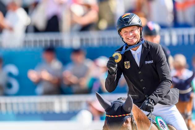 FRA, Olympic Summer Games Paris 2024, Eventing Jumping Individual Final 29 07 2024, Ch teau de Versailles, Paris, FRA, Olympic Summer Games Paris 2024, Eventing Jumping Individual Final , in the picture Michael Jung with his horse Chipmunk wins gold nordphotoxGmbHx xStraubmeier nph00004