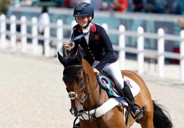 Laura Collett of Great Britain (Bronze) celebrates with their medal after the Equestrian Eventing Individual Jumping Final Paris 2024 Olympic Games, Olympische Spiele, Olympia, OS Day Two, Paris, France - 29 Jul 2024  Copyright: xManuelxReino Shutterstockx 14608190ev