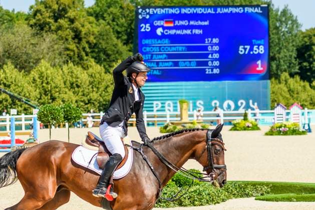 FRA, Olympic Summer Games Paris 2024, Eventing Jumping Individual Final 29 07 2024, Ch teau de Versailles, Paris, FRA, Olympic Summer Games Paris 2024, Eventing Jumping Individual Final , in the picture Michael Jung with his horse Chipmunk wins gold nordphotoxGmbHx xStraubmeier nph00004