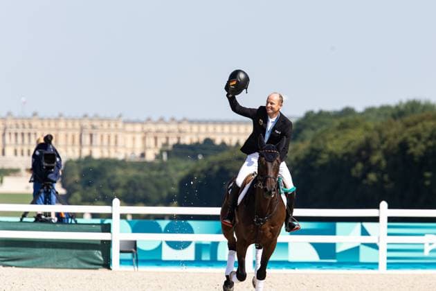 FRA, Olympic Games Paris 2024, Equestrian, Equestrian, 29 07 2024 Eventing Individual Jumping Final Olympic gold medal winner Michael Jung GER on Chipmunk FRH rides his victory lap with the medal with Versaille Castle in the background FRA, Olympic Games Paris 2024, Equestrian, Equestrian 29 07 2024 Versaille Copyright: xEibner-Pressefoto RogerxBuerkex EP_RBE