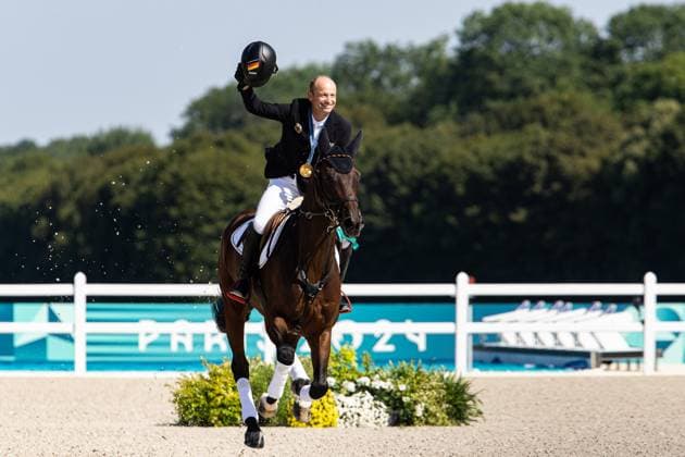 FRA, Olympic Games Paris 2024, Riding, Equestrian, 29 07 2024 Eventing Individual Jumping Final Olympic Champion Gold Michael Jung GER on Chipmunk FRH rides his victory lap with the medal FRA, Olympic Games Paris 2024, Riding, Equestrian 29 07 2024 Versaille Copyright: xEibner-Pressefoto RogerxBuerkex EP_RBE