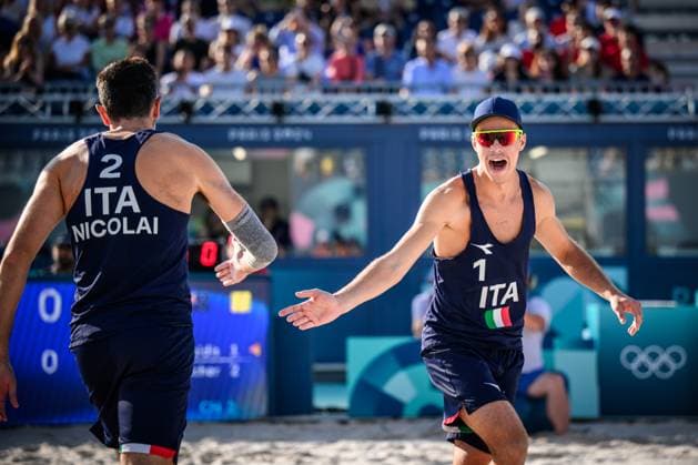 29 07 2024, Paris, Eiffel Tower stadium Beach volleyball, Olympic Games, preliminary round cheers Paolo Nicolai left and Samuele Cottafava ITA