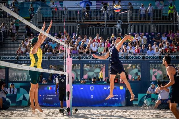 29 07 2024, Paris, Eiffel Tower Stadium Beach volleyball, Olympic Games, preliminary round Block Izac Carracher AUS Attack Samuele Cottafava ITA