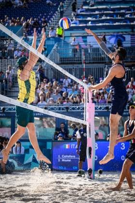 29 07 2024, Paris, Eiffel Tower Stadium Beach volleyball, Olympic Games, preliminary round Block Izac Carracher AUS Attack Paolo Nicolai ITA