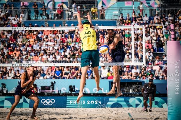 29 07 2024, Paris, Eiffel Tower Stadium Beach volleyball, Olympic Games, preliminary round Block Izac Carracher AUS Attack Paolo Nicolai ITA